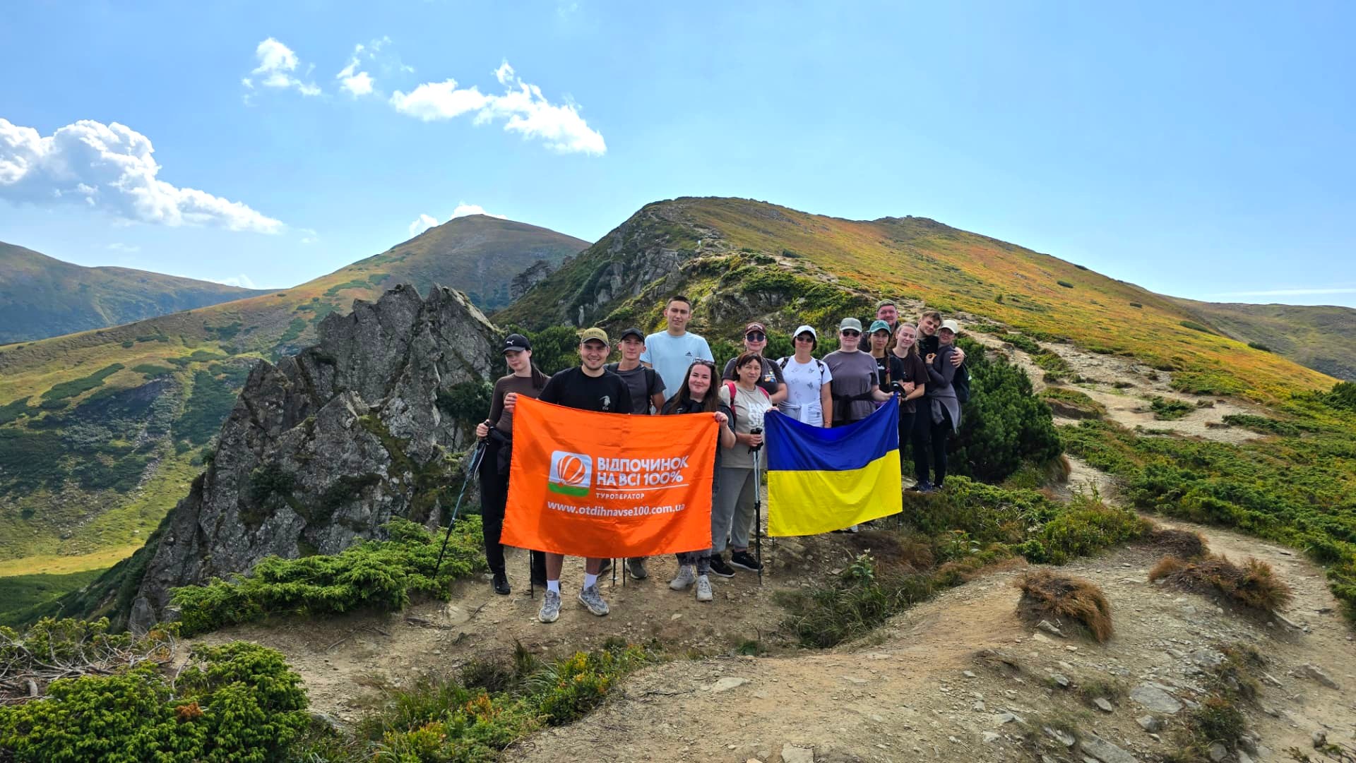 Пара у Карпатах на тлі гір